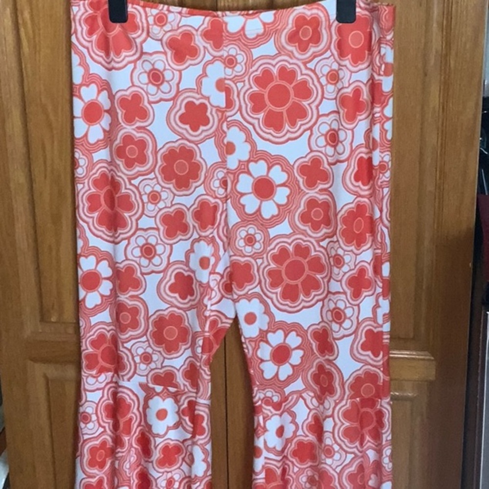 3$🌟Flowered Pants - Picture 1 of 6